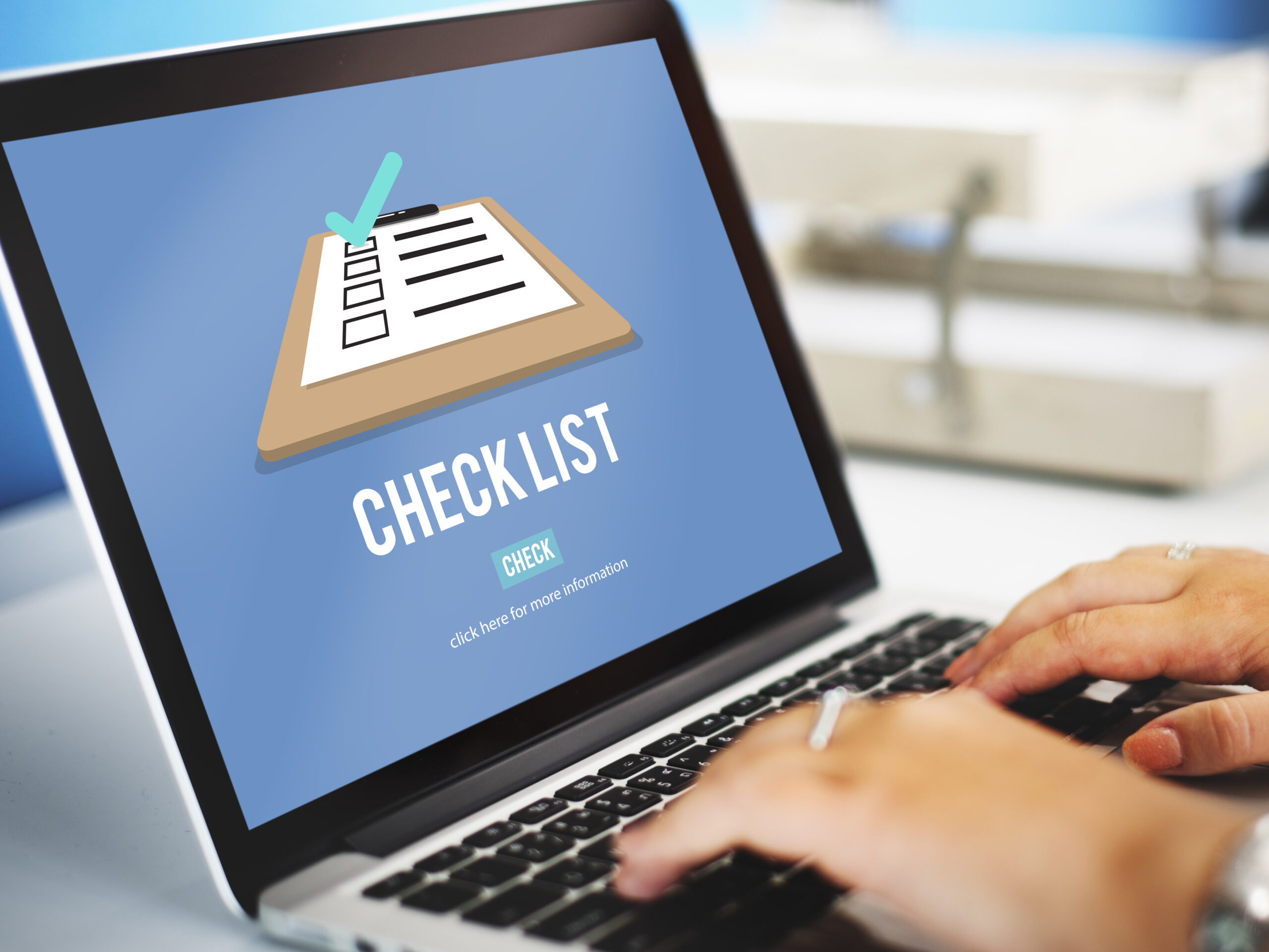 Checklist de optimización web con tareas marcadas para mejorar un sitio digital