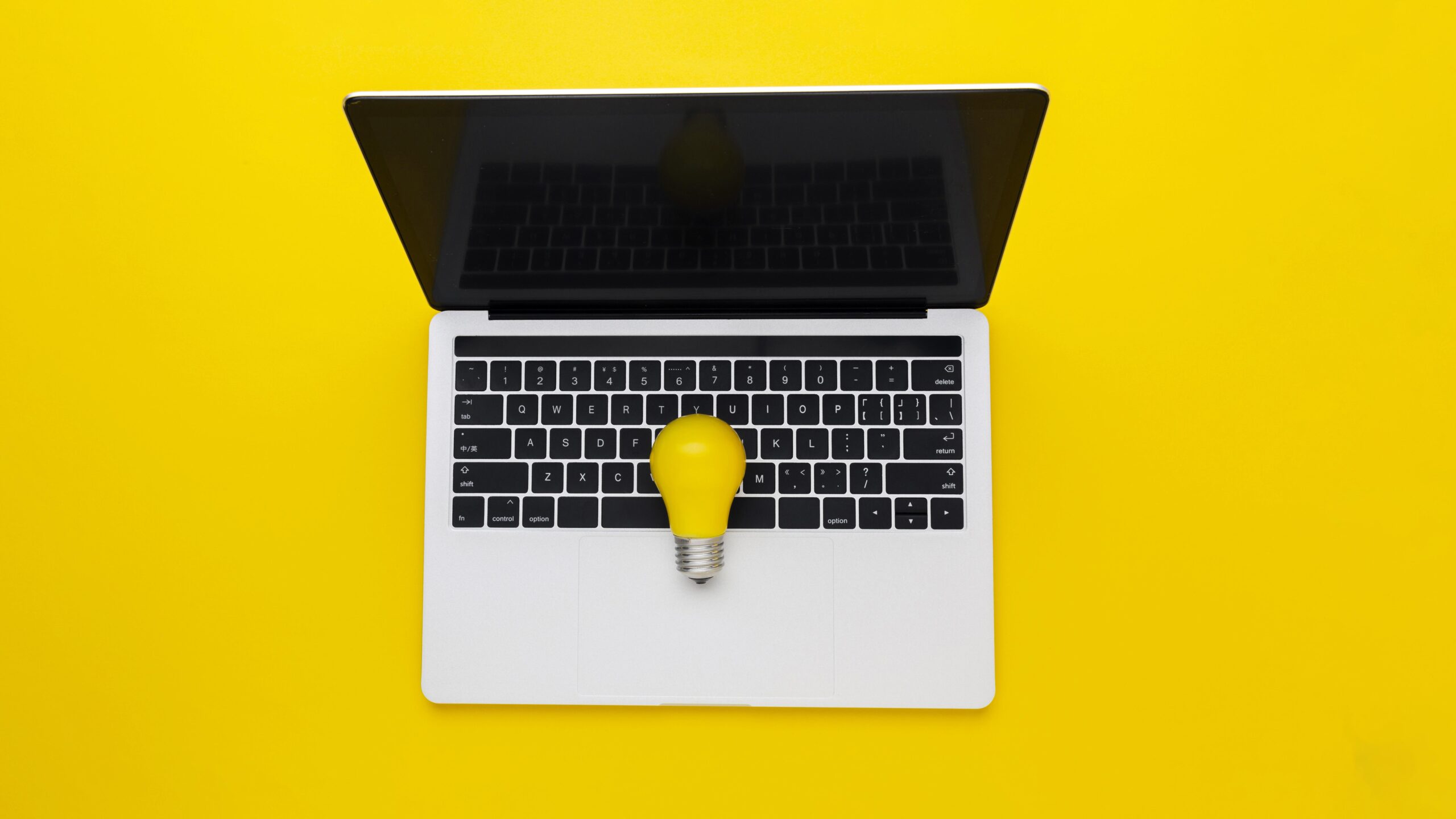 Concepto de innovación digital y conclusión de proyecto web con elementos abstracto