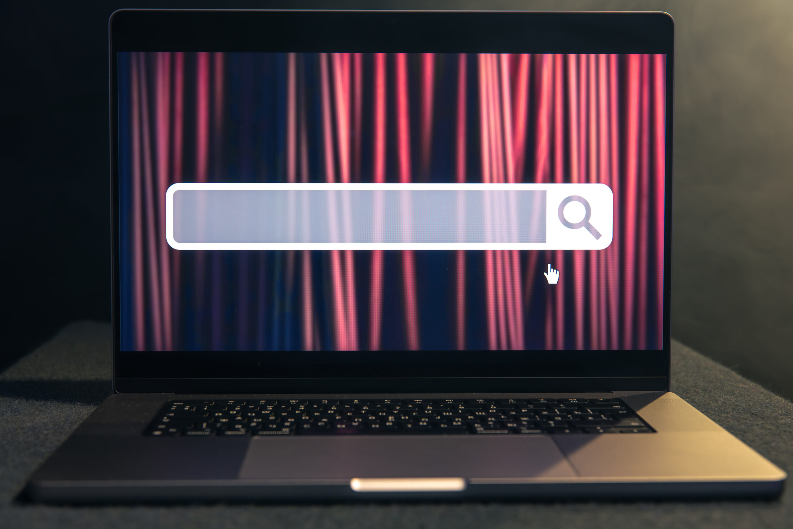Portátil con una barra de búsqueda en pantalla que representa la intención de búsqueda de los usuarios en Internet.