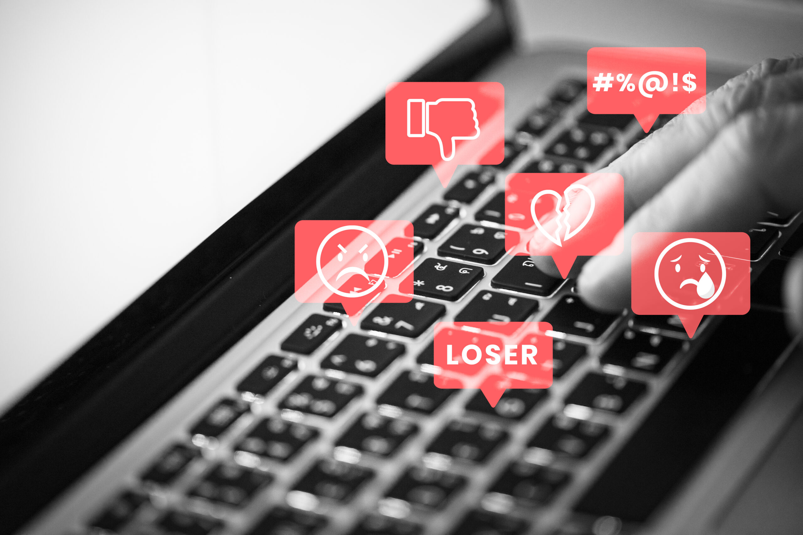 Portátil con iconos y elementos de redes sociales que representan la importancia de la prueba social en una página web