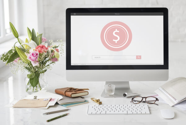 Análisis financiero y estrategia de negocio digital para inversión en branding y marketing
