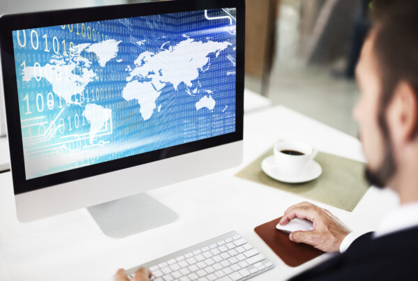Mapa mundial digital representando la internacionalización de negocios y expansión web global