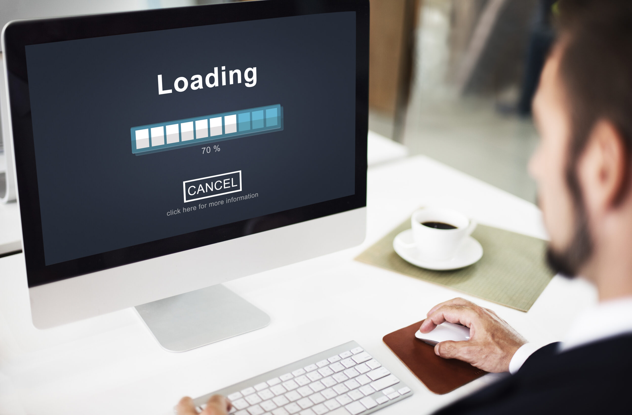 Pantalla de ordenador mostrando carga lenta de página web