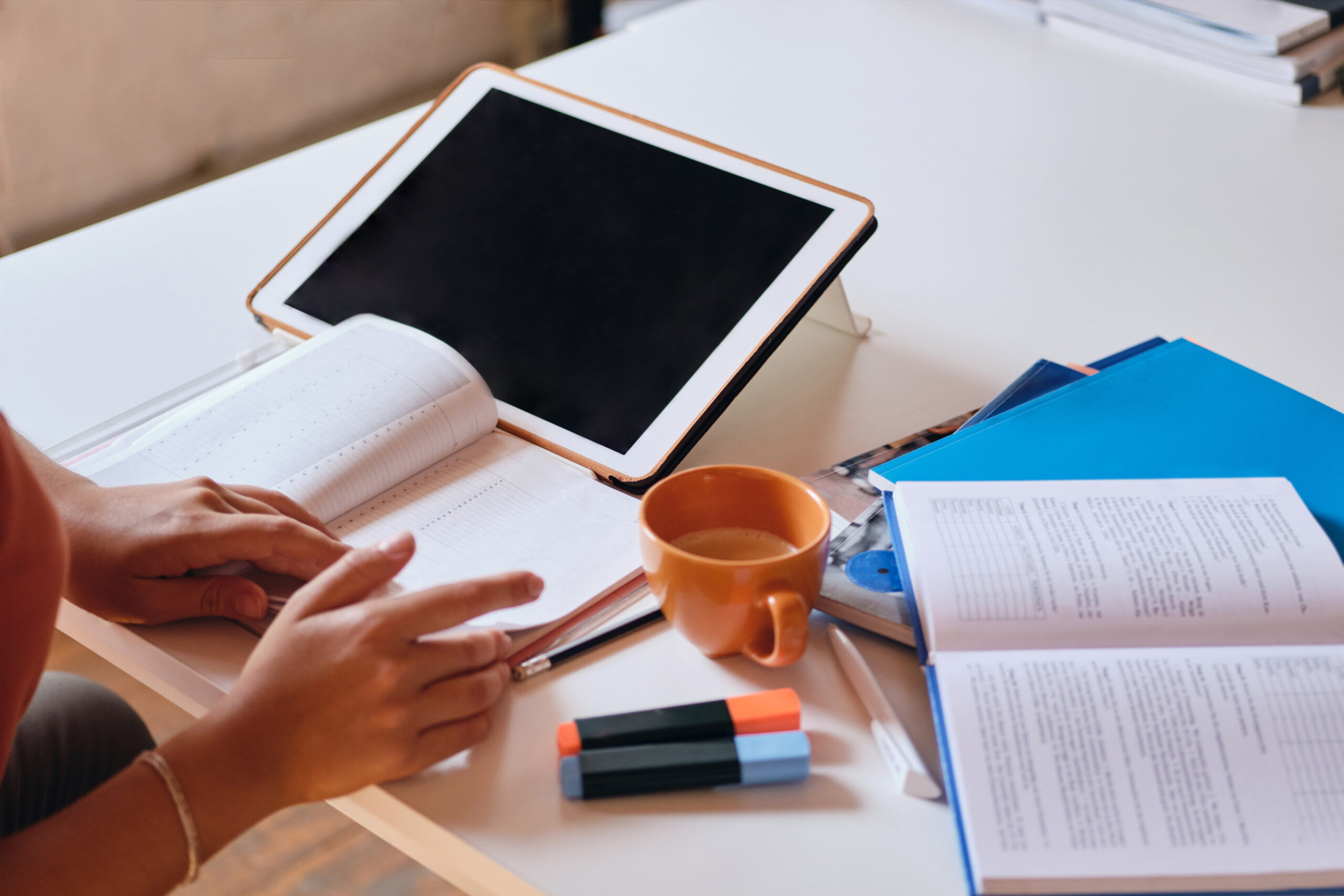 Persona estudiando con una tableta digital para crear y optimizar un ebook desde casa.