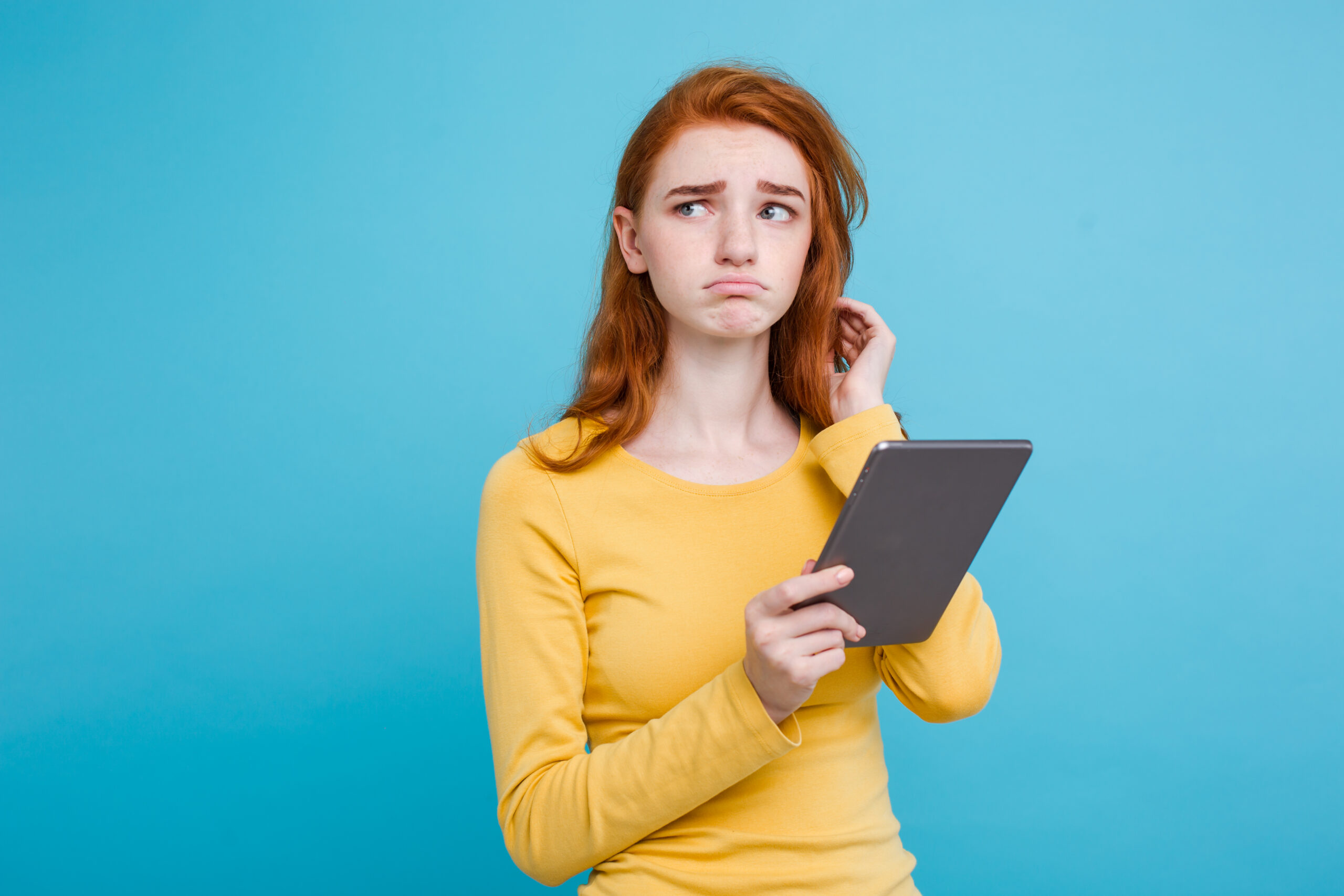 Mujer utilizando una tableta digital que representa el uso incorrecto de ebooks en estrategias de marketing.