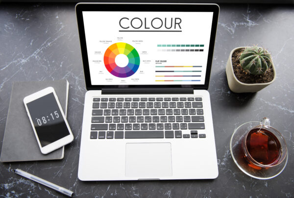 Psicología del color en branding digital aplicada a diseño web y conversión