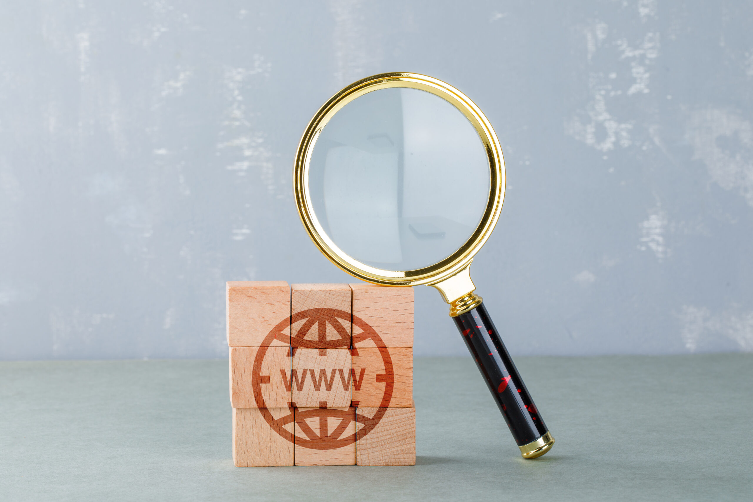Ilustración de búsqueda en internet con lupa y bloques que representan el concepto de SEO y motores de búsqueda.