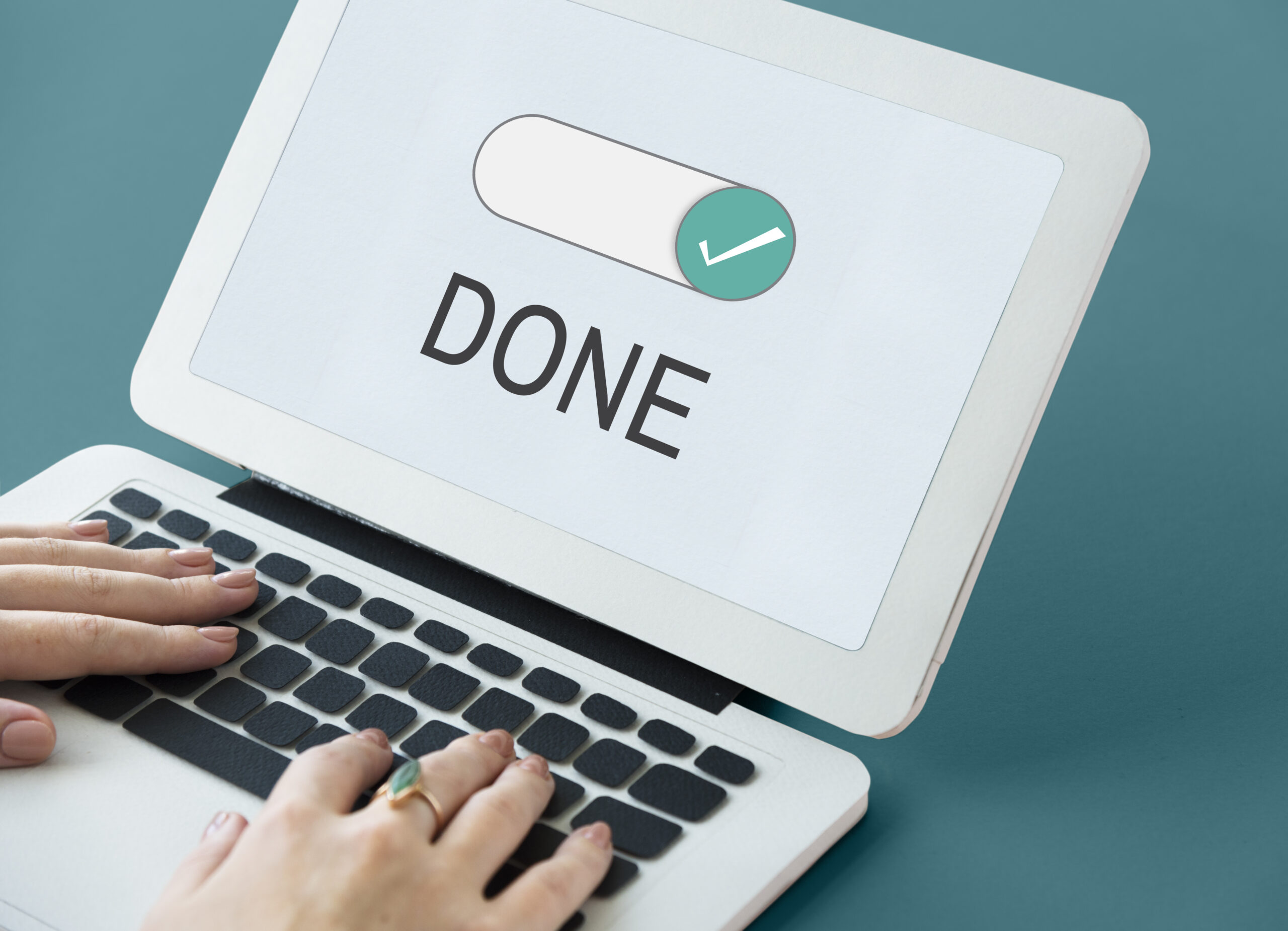 Checklist visual de mejoras en una web con correcciones aplicadas, optimizaciones confirmadas y sistema optimizado para conversión