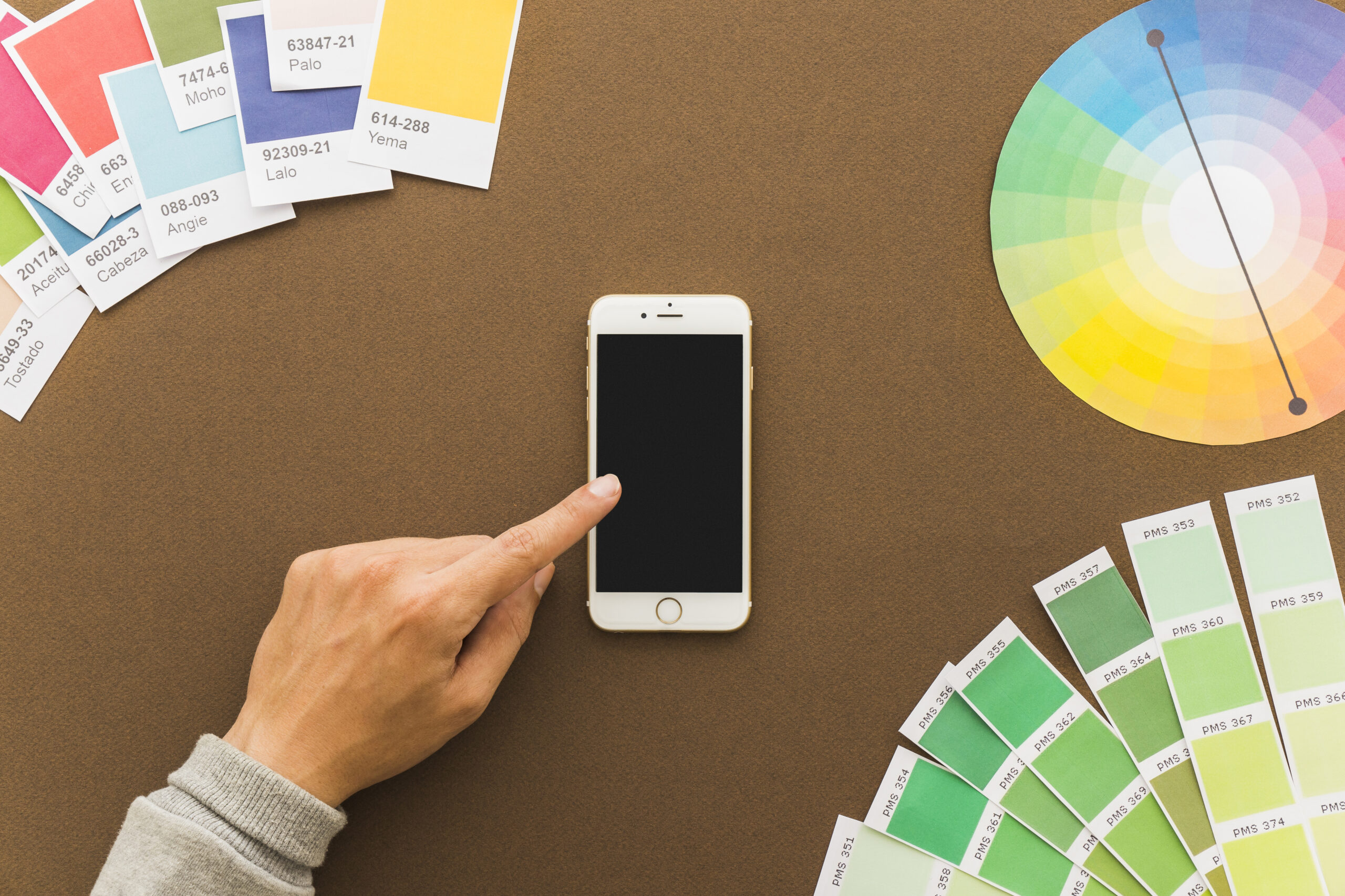 Paleta de colores y herramientas de diseño utilizadas para crear la identidad visual de una marca digital.