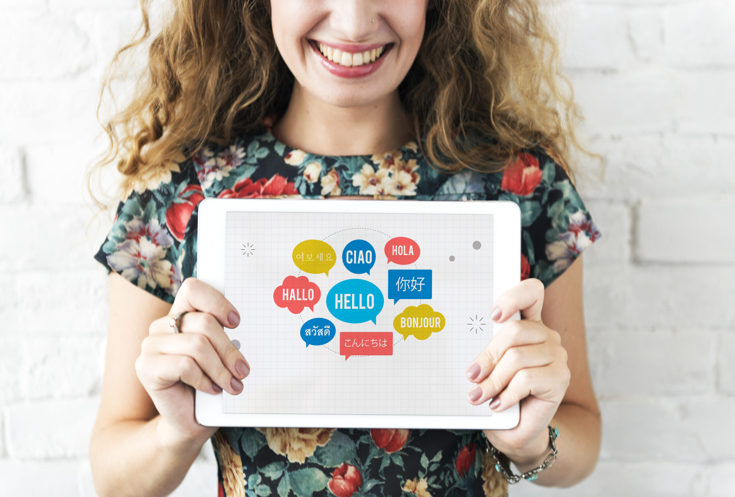 Burbujas de diálogo con diferentes idiomas, concepto de comunicación global y traducción para SEO internacional.