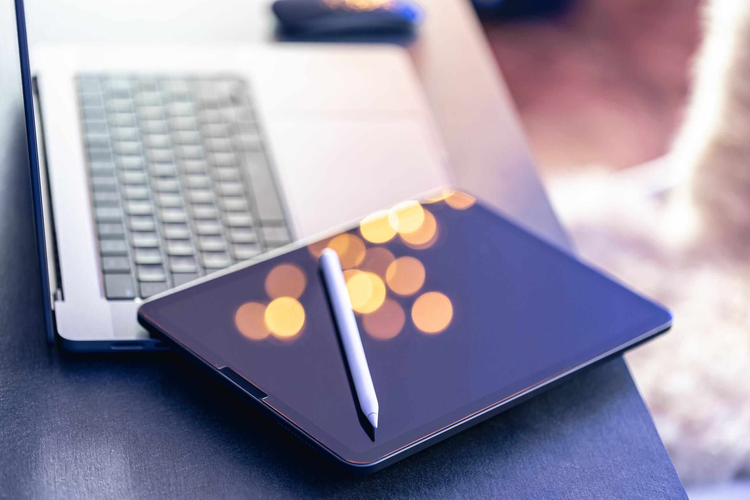 Dispositivos digitales modernos como tablet, lápiz óptico y laptop sobre escritorio representando productividad y tecnología web