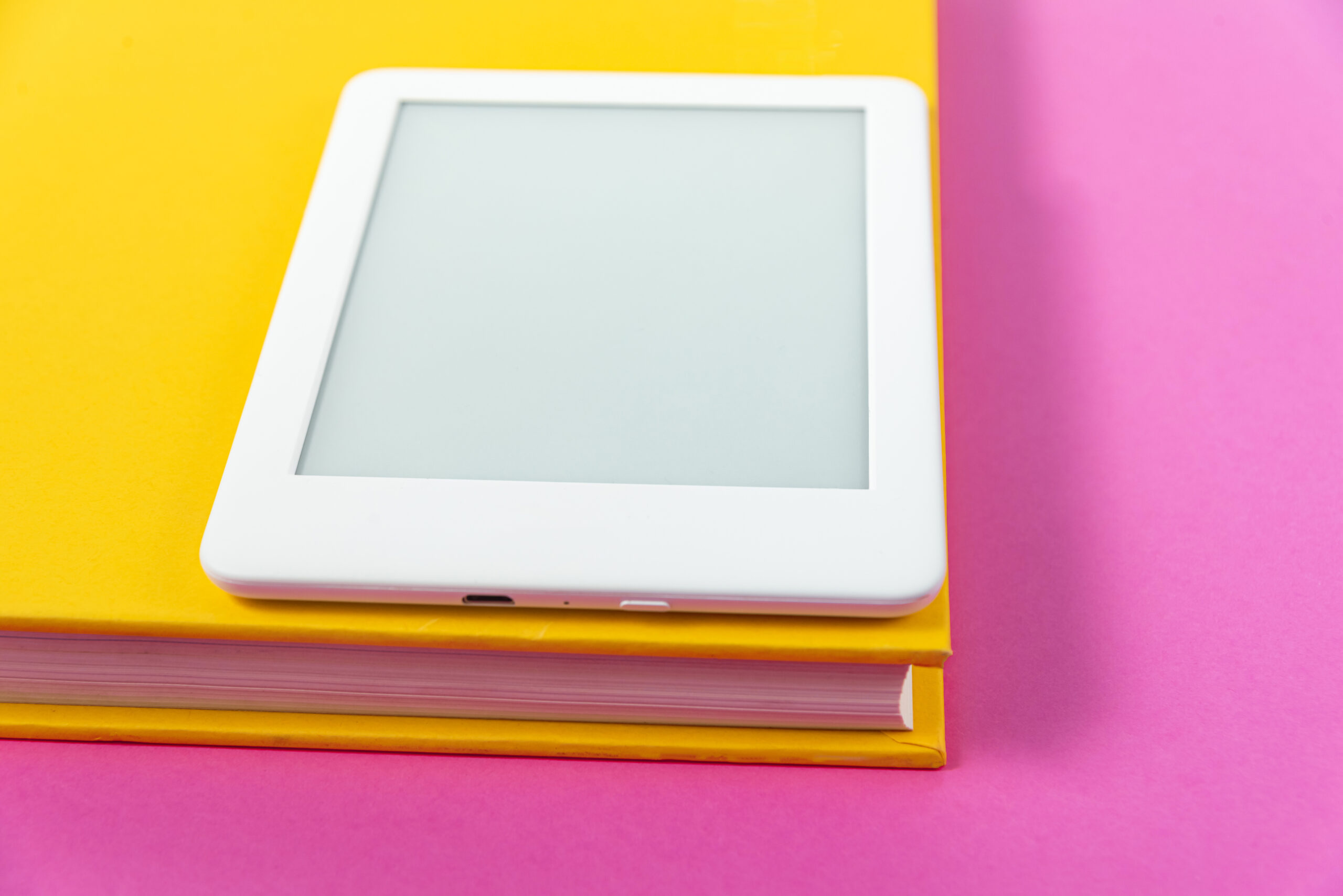 Lector de ebooks que representa los diferentes tipos de libros electrónicos y formatos digitales.