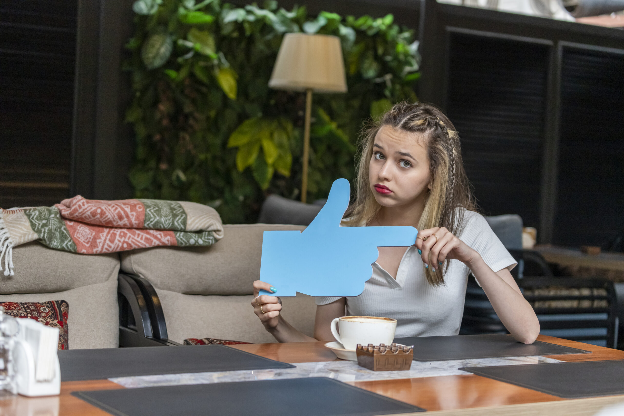 Mujer sosteniendo un cartel con una idea, representando la importancia de escuchar y comprender la experiencia del cliente en el branding.