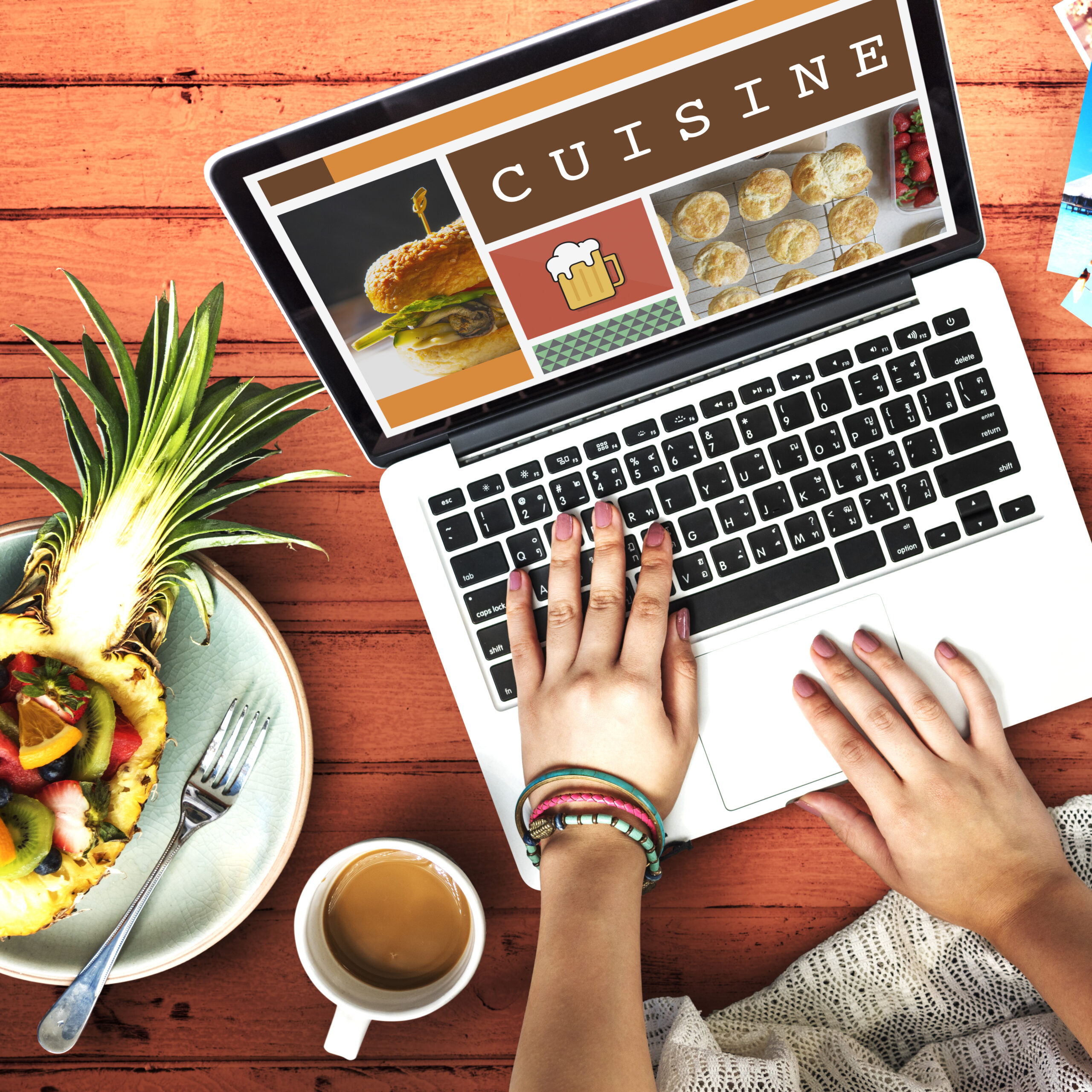 Concepto de comercio electrónico y menú digital que representa una página web de eCommerce para el sector de la alimentación y la restauración.