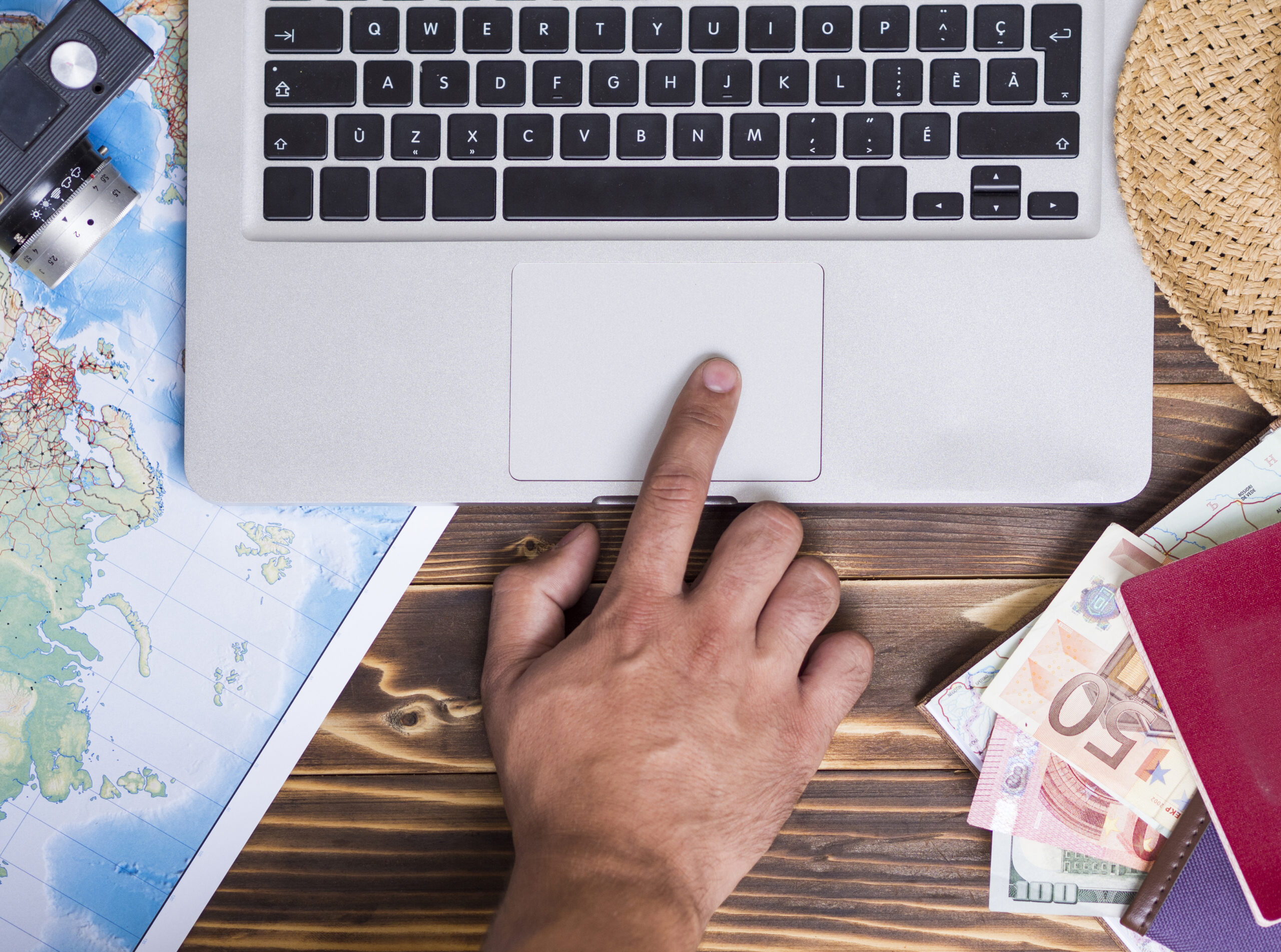 Mano interactuando con un portátil, concepto de inversión de dinero en la internacionalización de negocios digitales.
