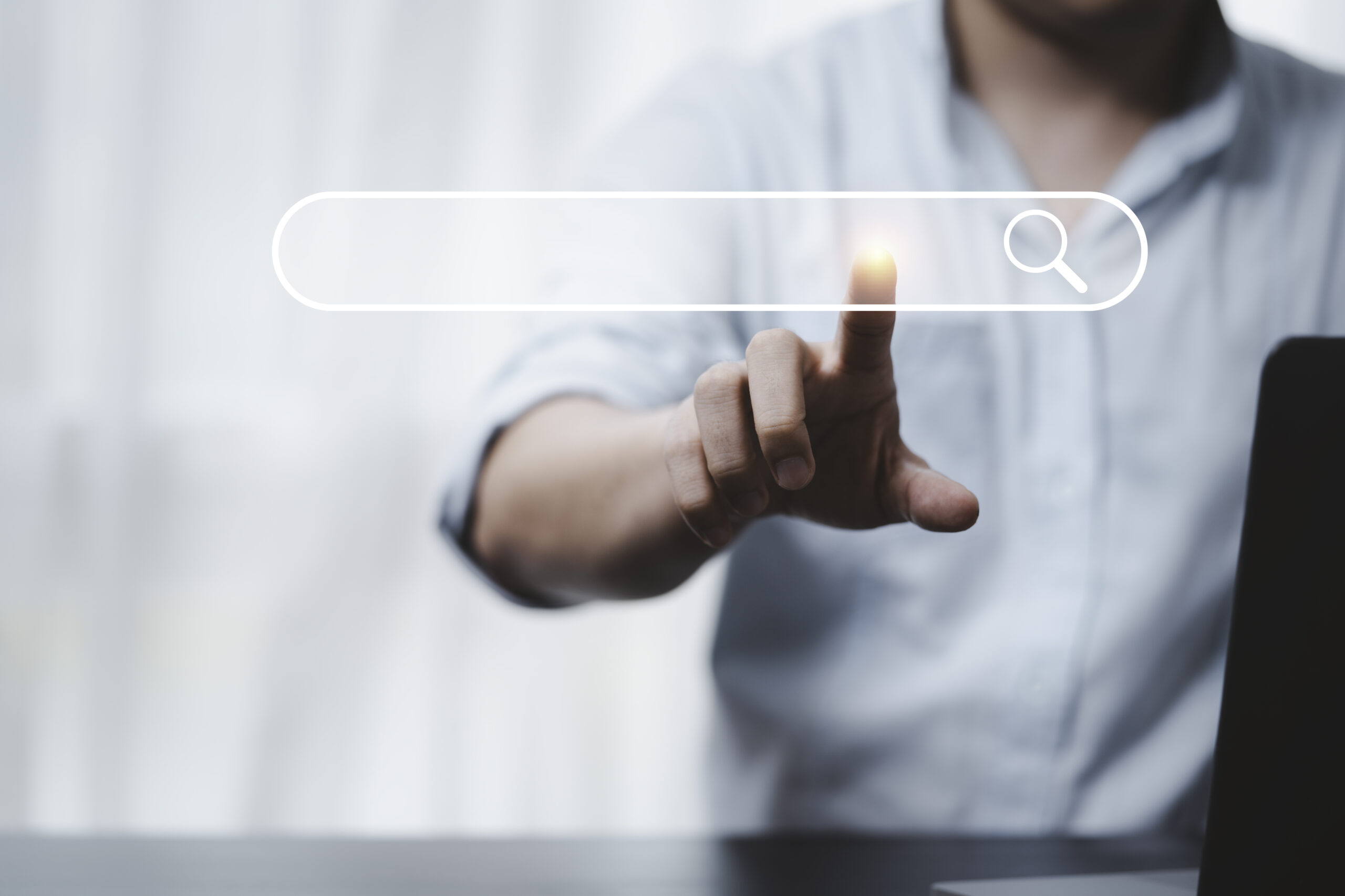 Concepto de SEO y búsqueda en internet con icono de búsqueda