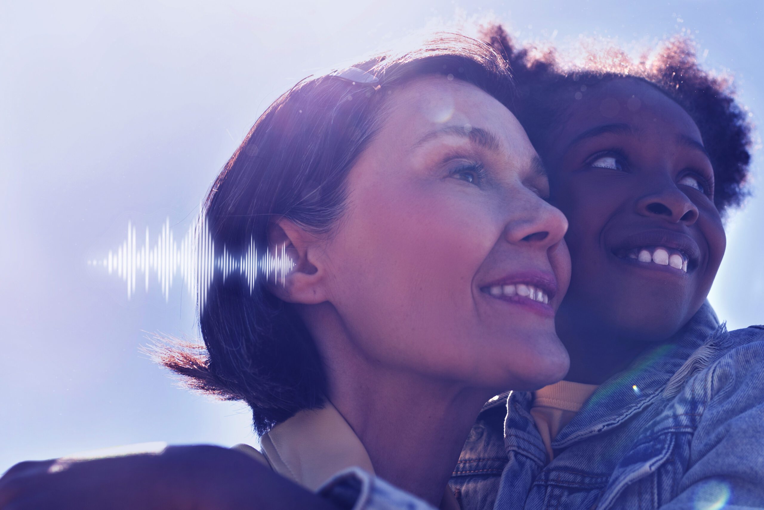Mujer y niña escuchando sonidos, representando la importancia de la percepción auditiva y la comunicación.