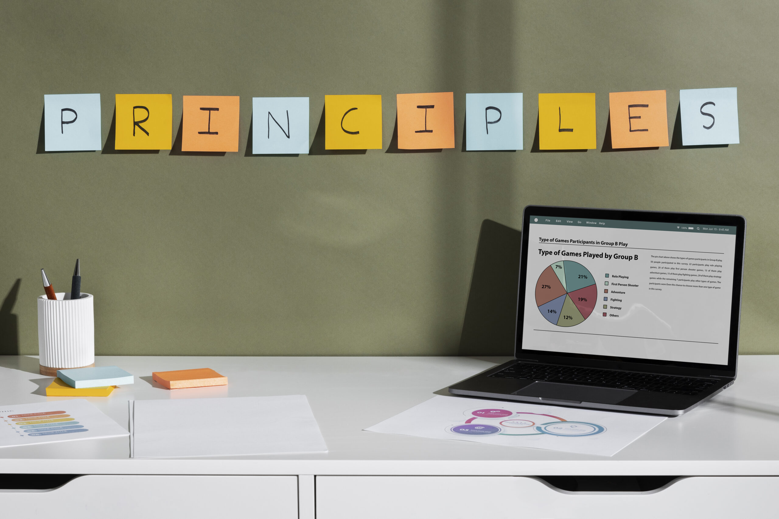 Escritorio con portátil y notas adhesivas, representando la conclusión en copywriting y estrategia de contenido.
