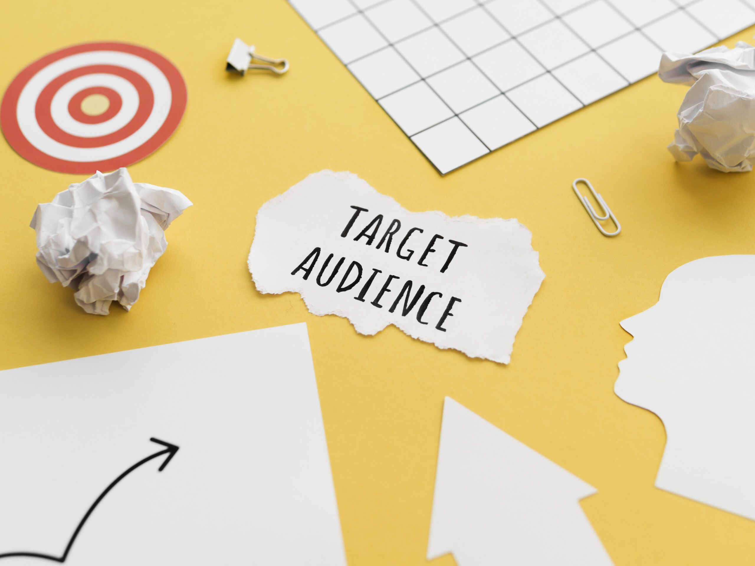 Representación del público objetivo mediante un gráfico sobre papel, destacando la importancia de identificar la audiencia en una estrategia de branding.
