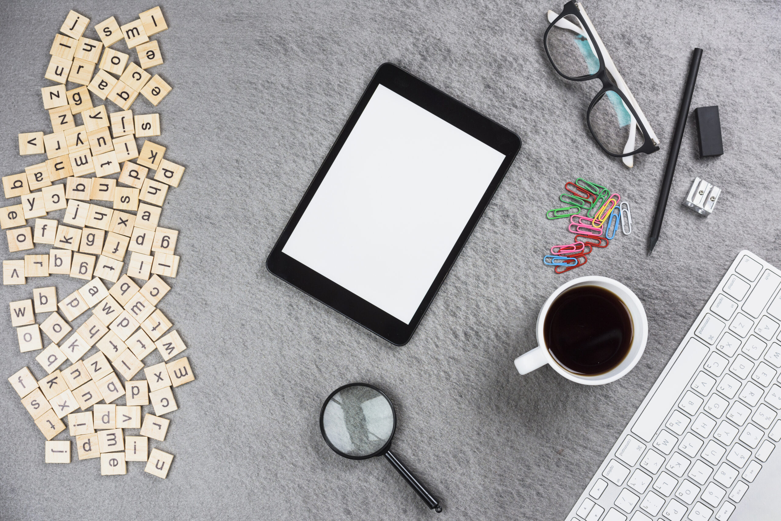 Escritorio con tableta digital y elementos de oficina, relacionado con estrategias de traducción SEO y marketing digital.