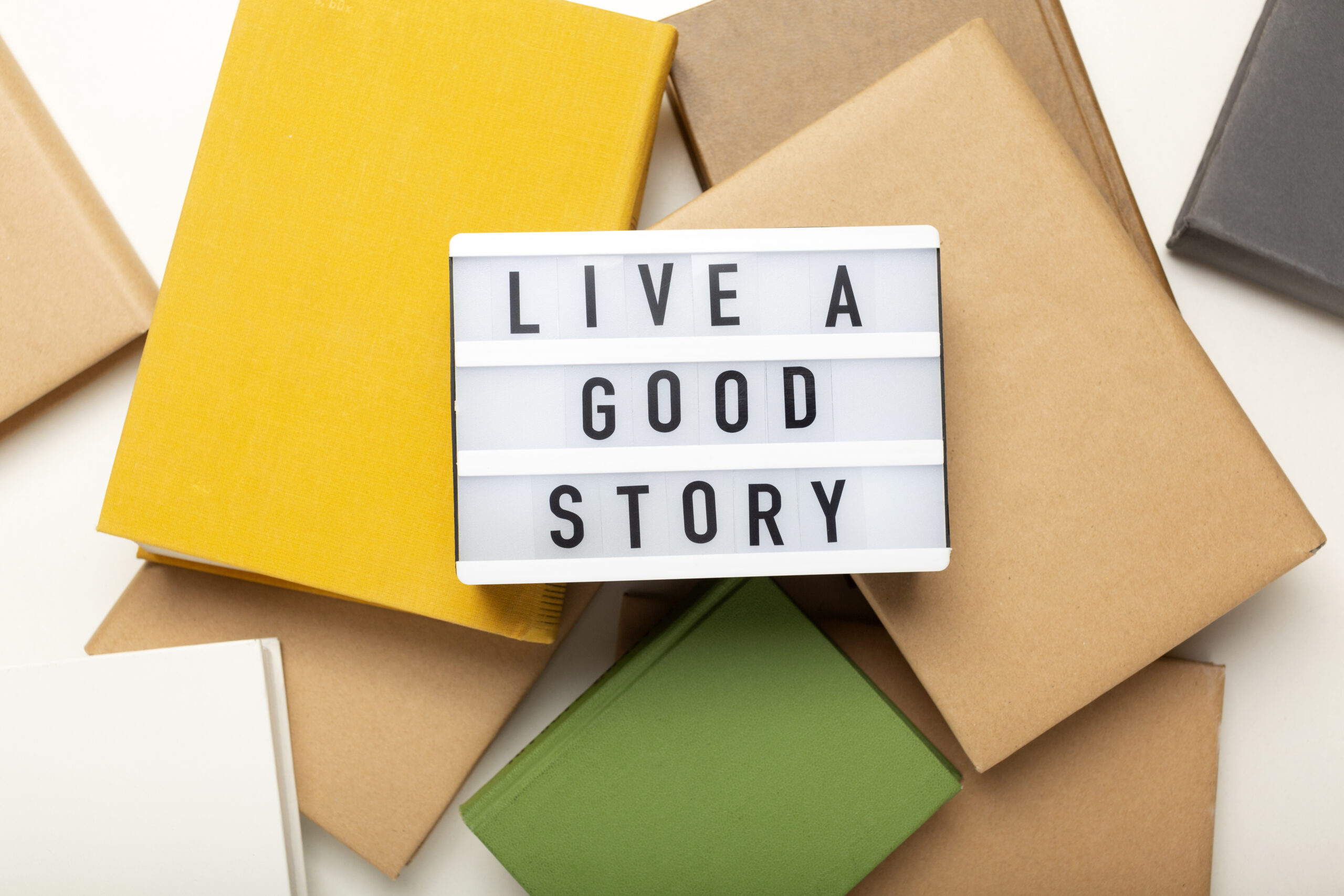 Caja de luz con letras y elementos decorativos que representan el storytelling y la comunicación emocional en el branding