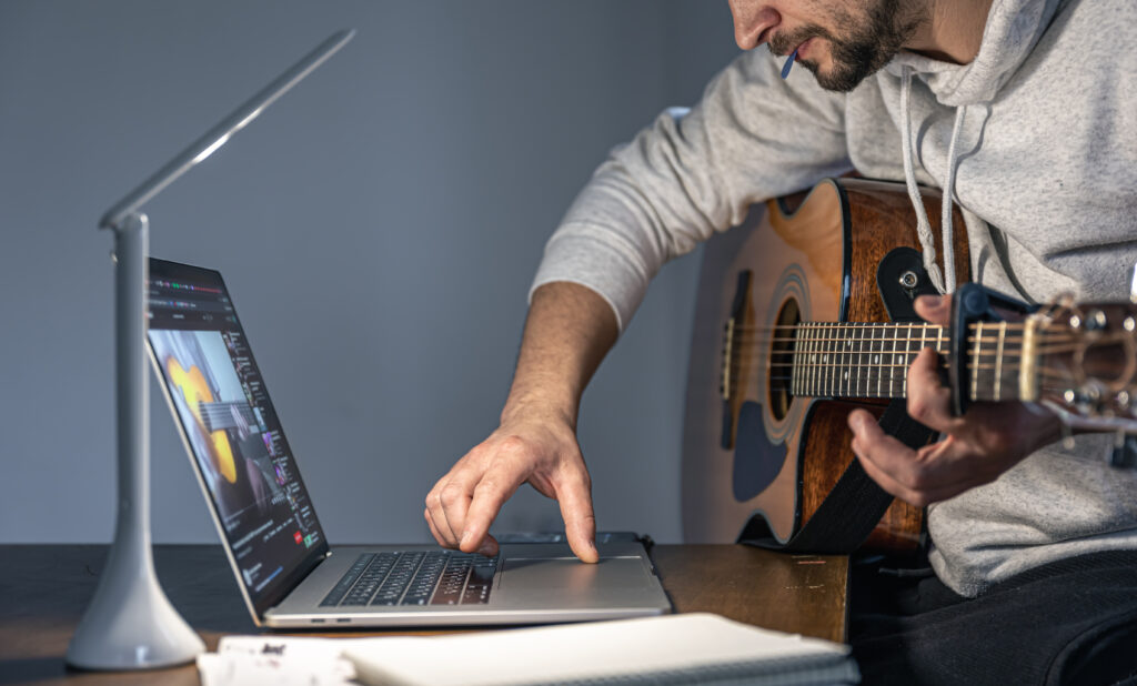 Música digital y aprendizaje online mostrando cómo el sonido influye en la creación de contenido y el marketing