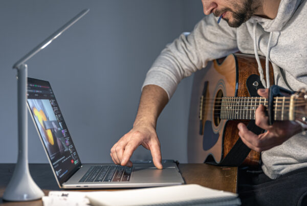 Música digital y aprendizaje online mostrando cómo el sonido influye en la creación de contenido y el marketing