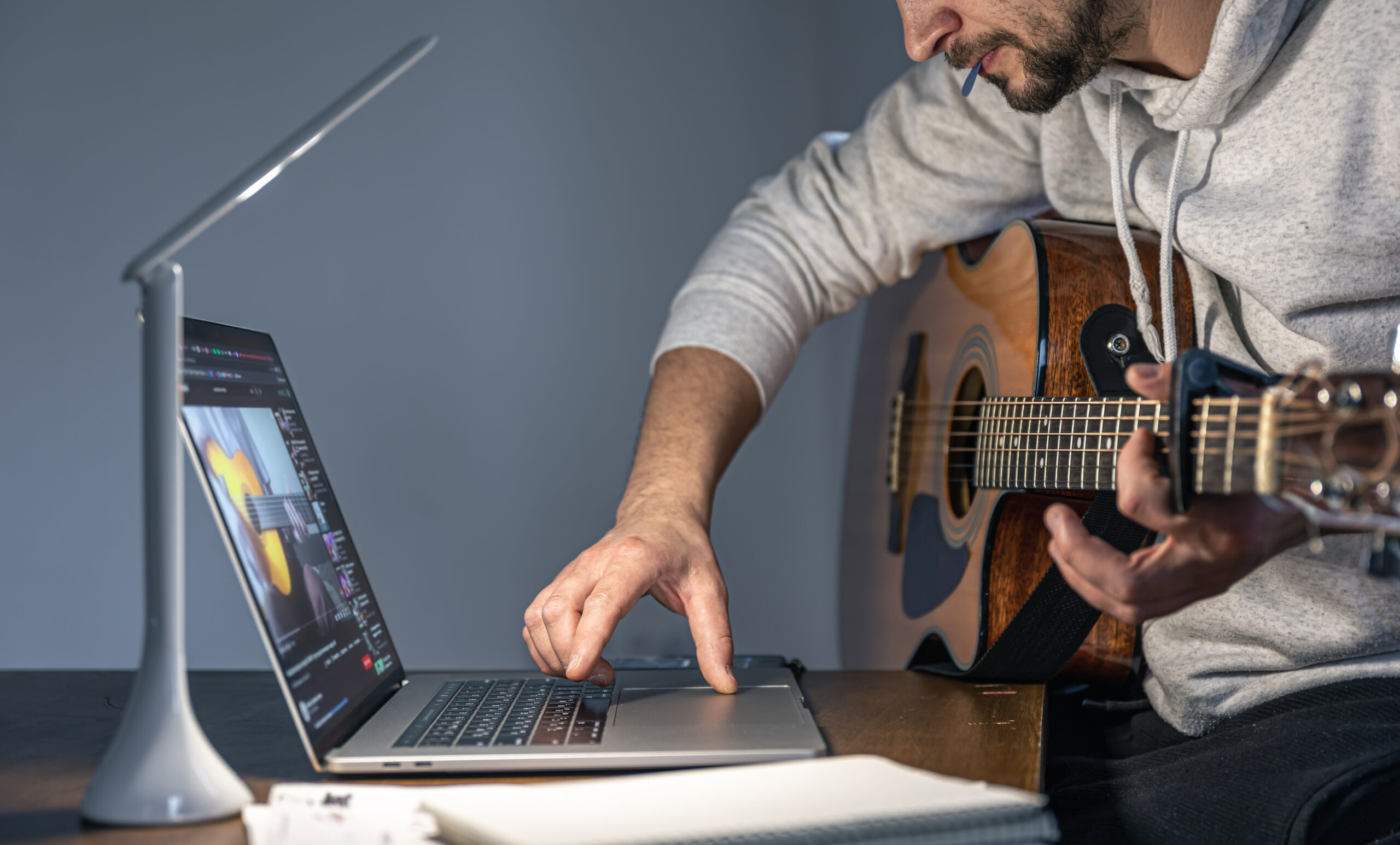 Música digital y aprendizaje online mostrando cómo el sonido influye en la creación de contenido y el marketing