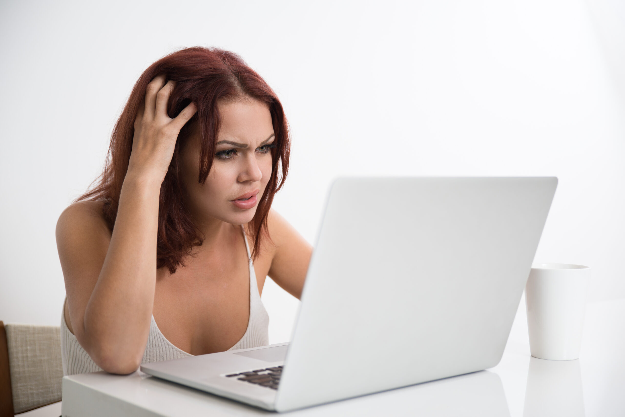 Chica mirando portátil desesperada por errores en su página web