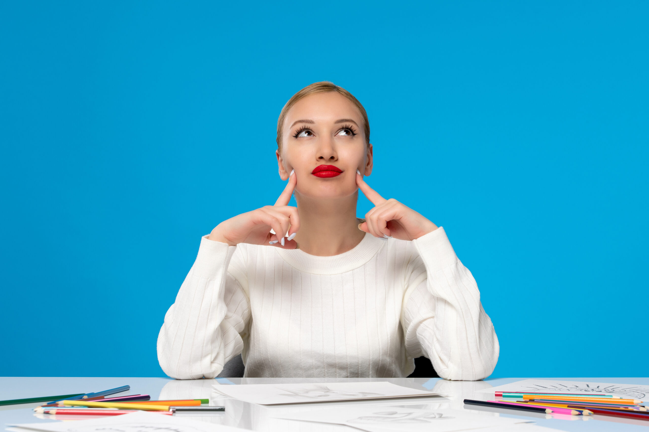 Mujer pensando de forma creativa, relacionada con el desarrollo de una estrategia de branding e identidad de marca.