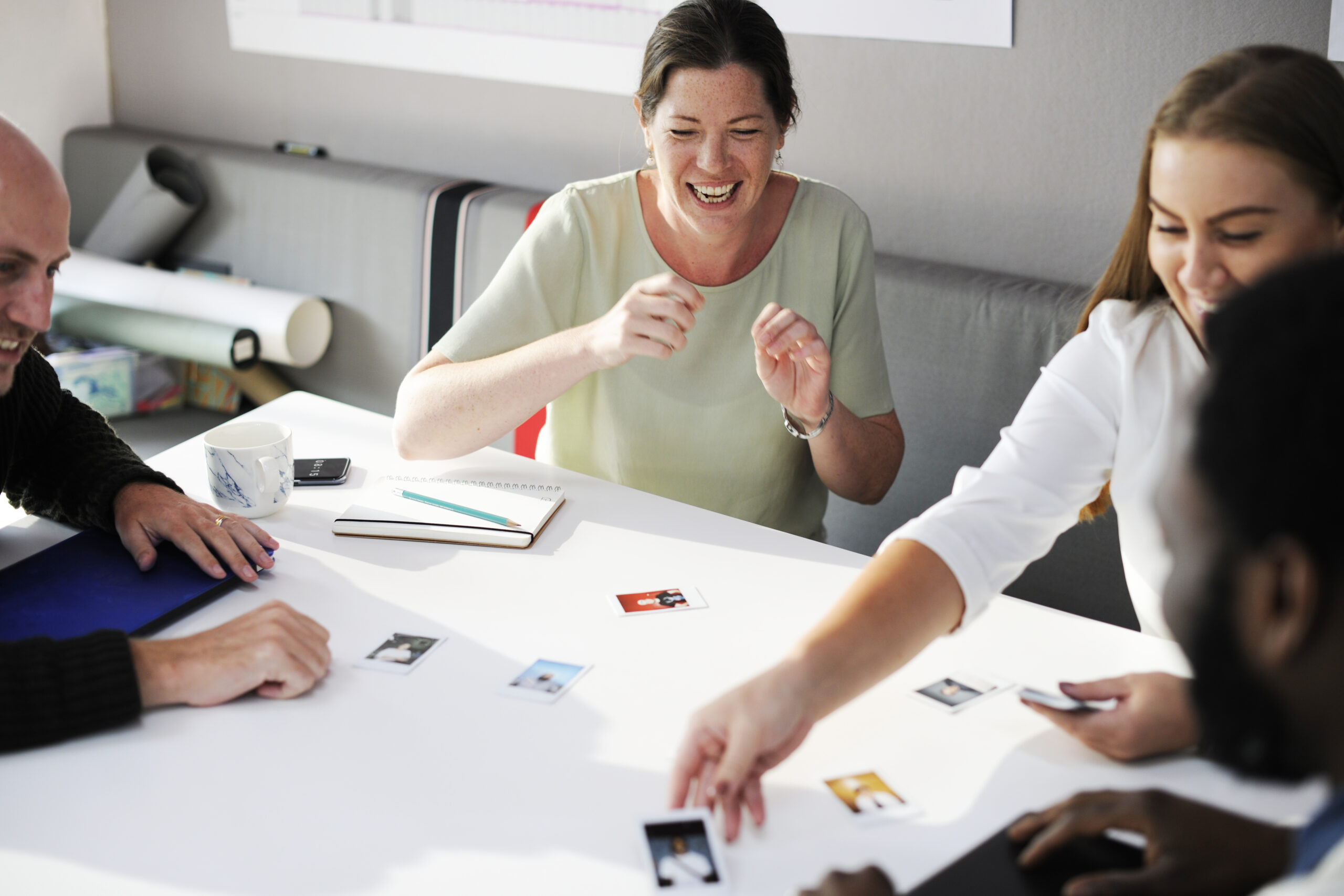 Personas seleccionando perfiles, representando el análisis de la competencia en estrategias de branding