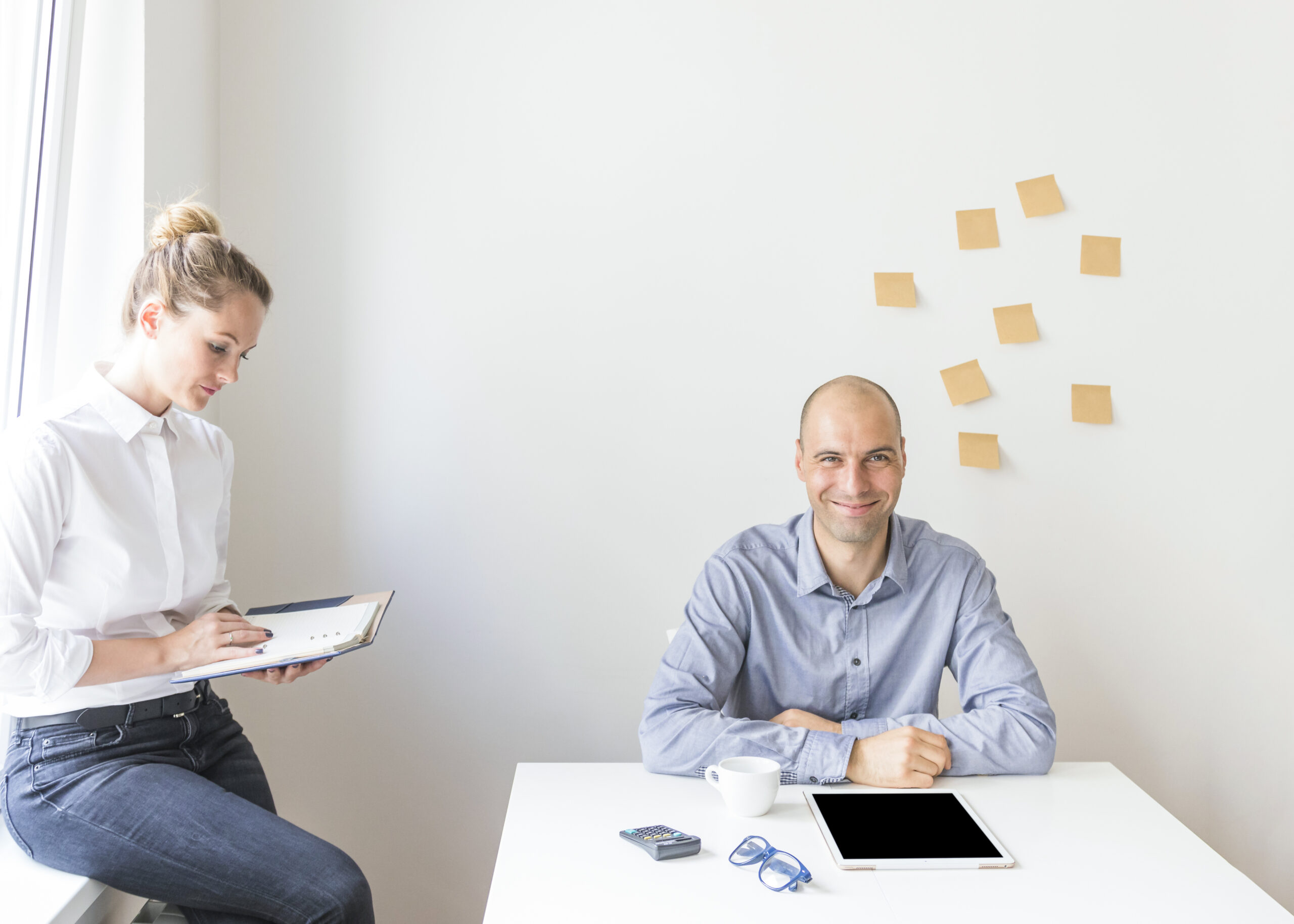Hombre y mujer analizando estrategias que influyen en la psicología de la conversión y la toma de decisiones.