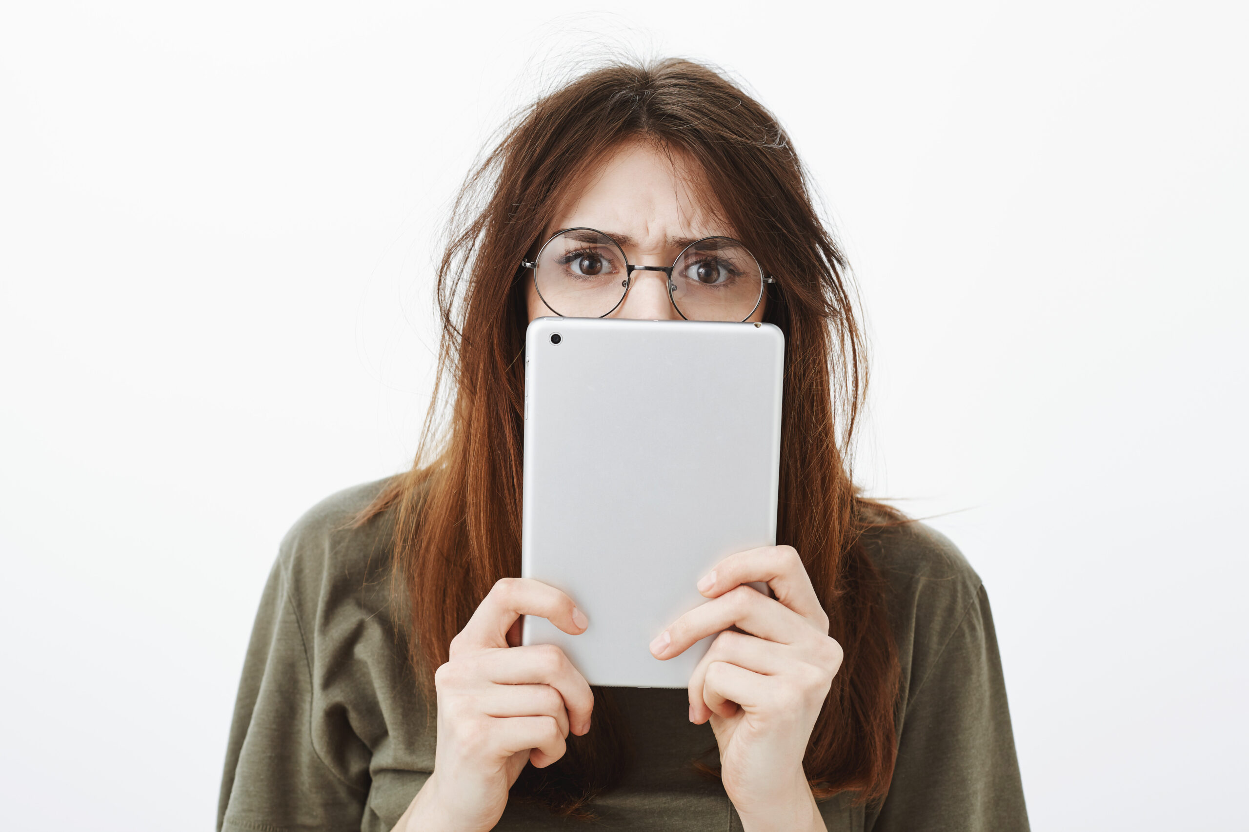 Mujer sosteniendo una tableta digital que representa la lectura y el acceso a un ebook.
