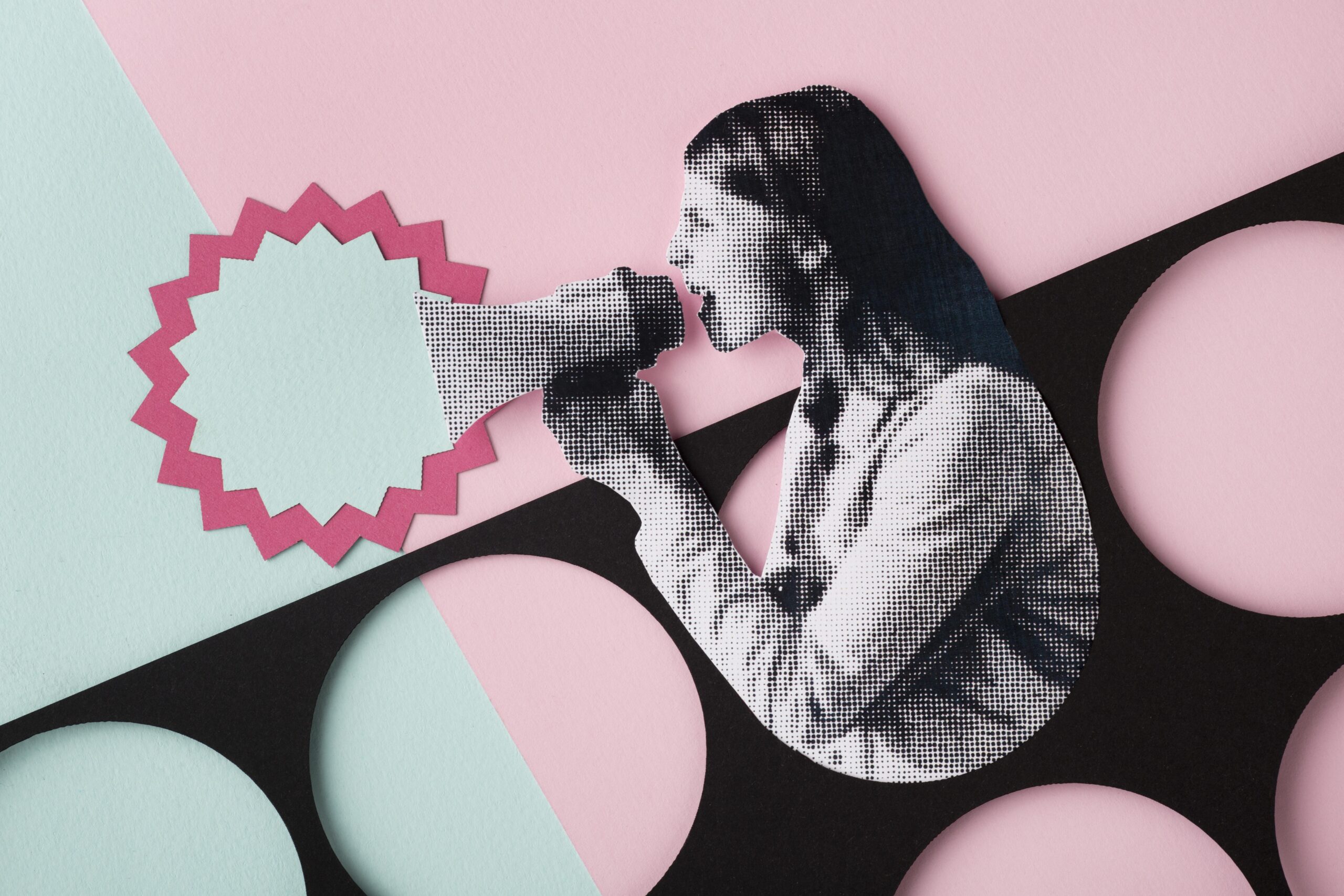 Mujer con bocina representando el branding sonoro y el impacto del audio en la comunicación de marca.