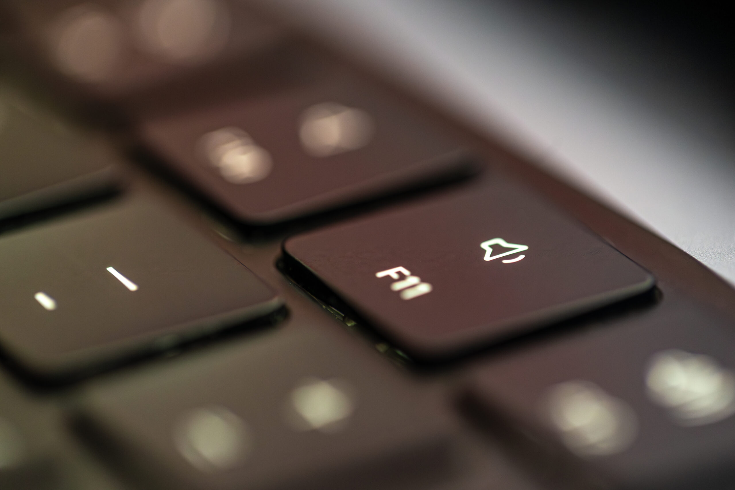 Teclado de portátil en primer plano, representando la combinación de copywriting y SEO en marketing digital.