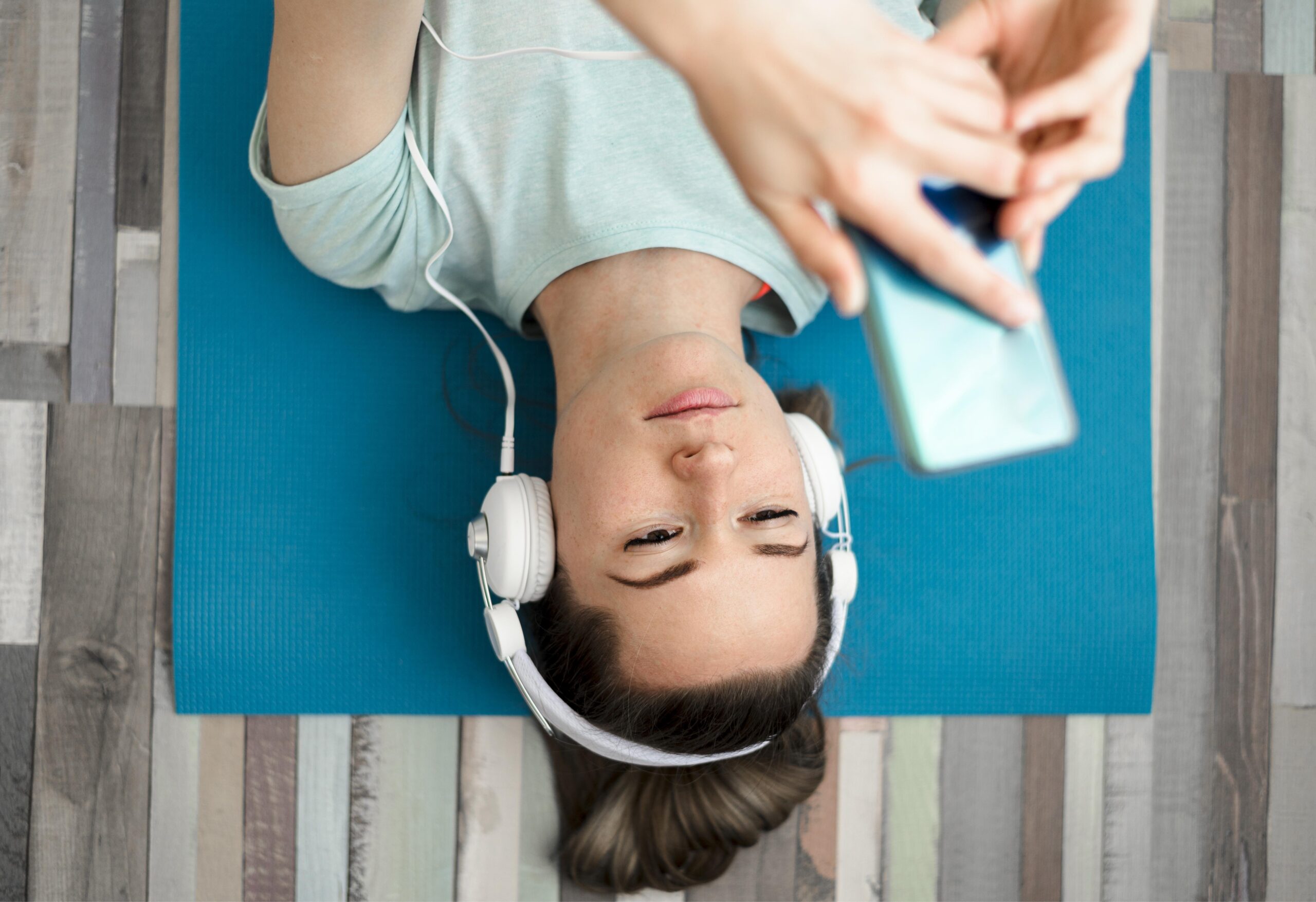 Mujer escuchando música con auriculares, representando la psicología del sonido y las emociones.