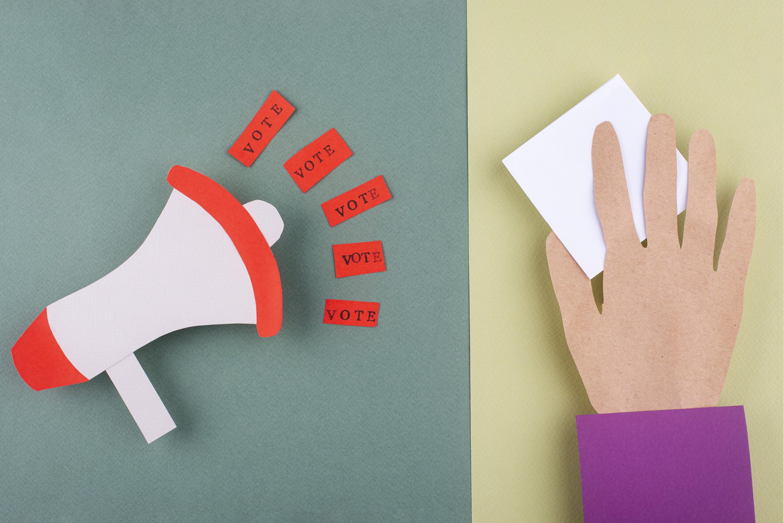 Bocina sobre una composición de papel que representa el branding sonoro y la comunicación de marca.