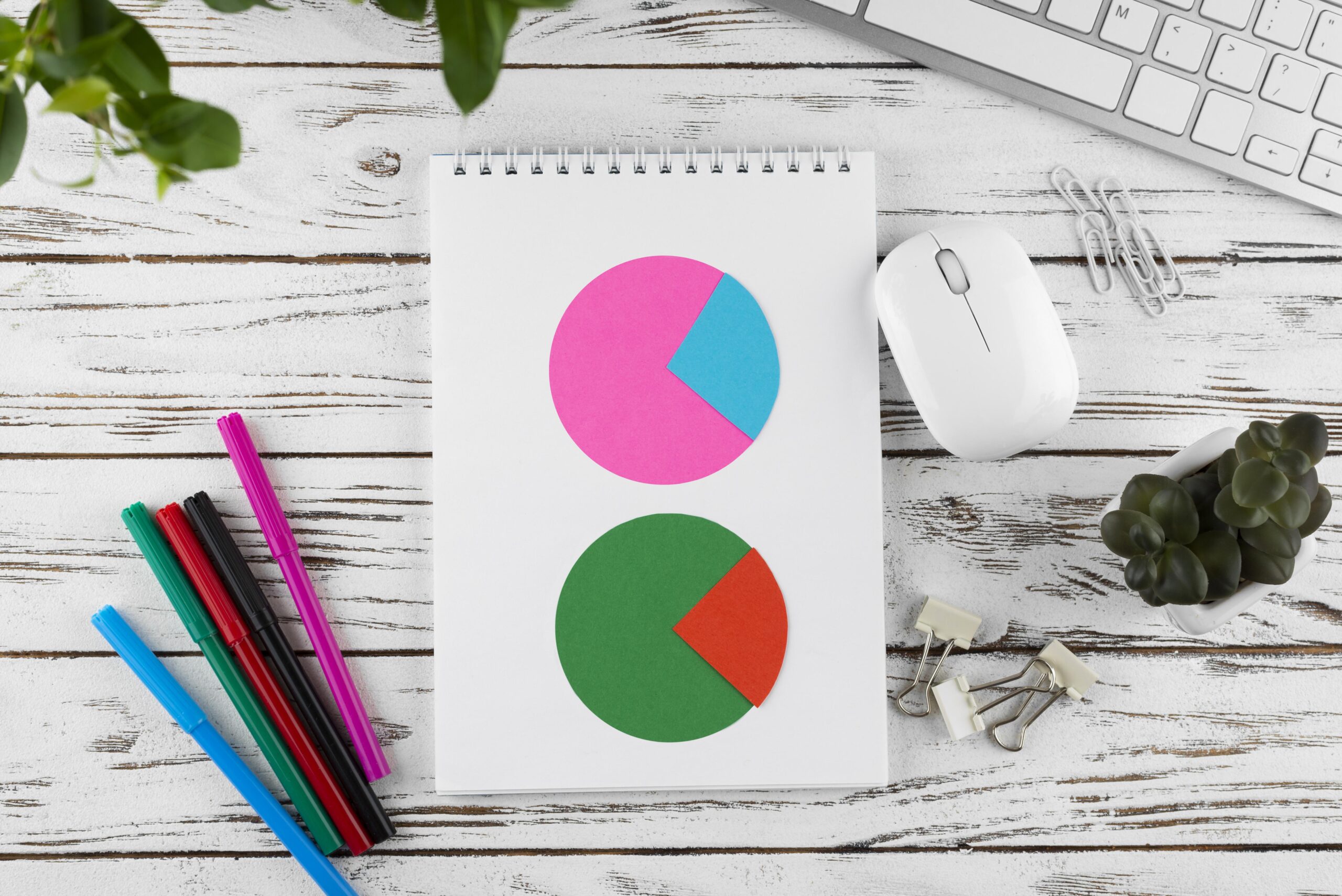 Materiales de diseño gráfico y muestras de colores utilizados para crear la identidad visual de una marca.