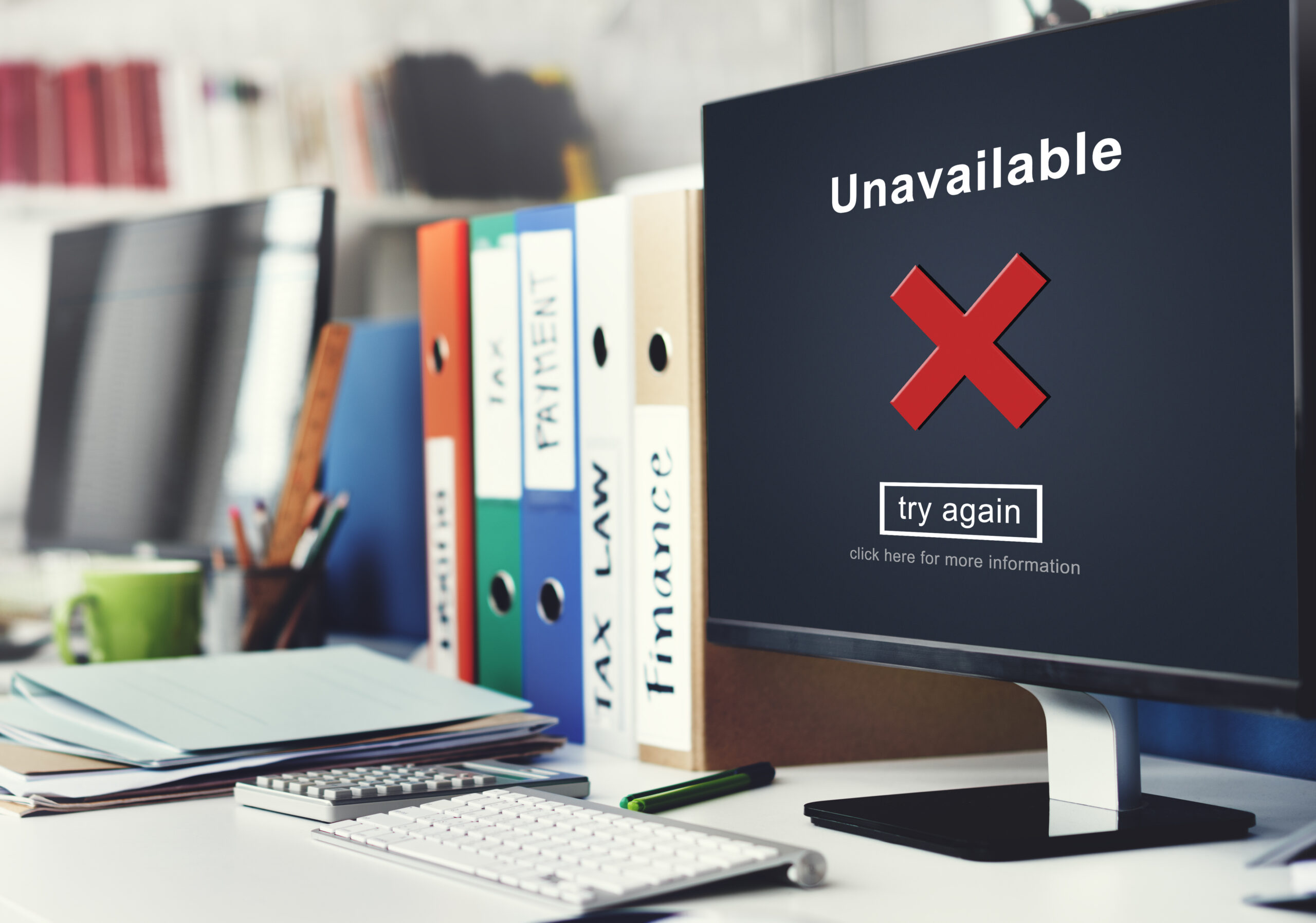 Pantalla conceptual con errores de conexión que impiden acceder a una web, mostrando mensajes de sitio inaccesible o desconectado