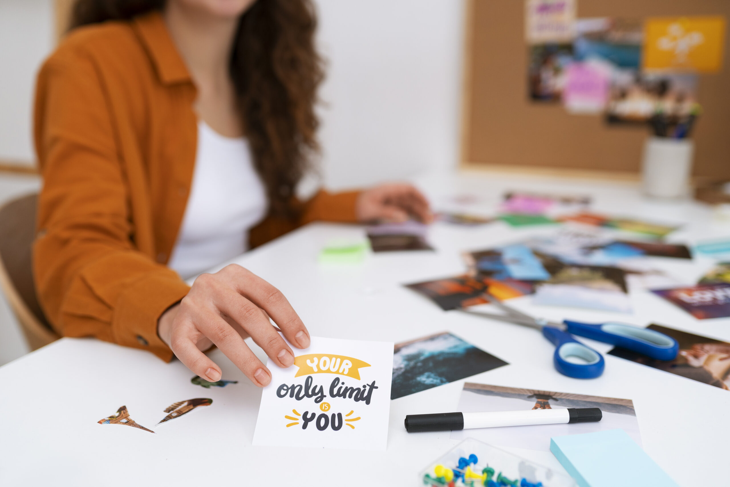 Mujer creando un tablero de inspiración para planificar ideas y estrategias de marca.