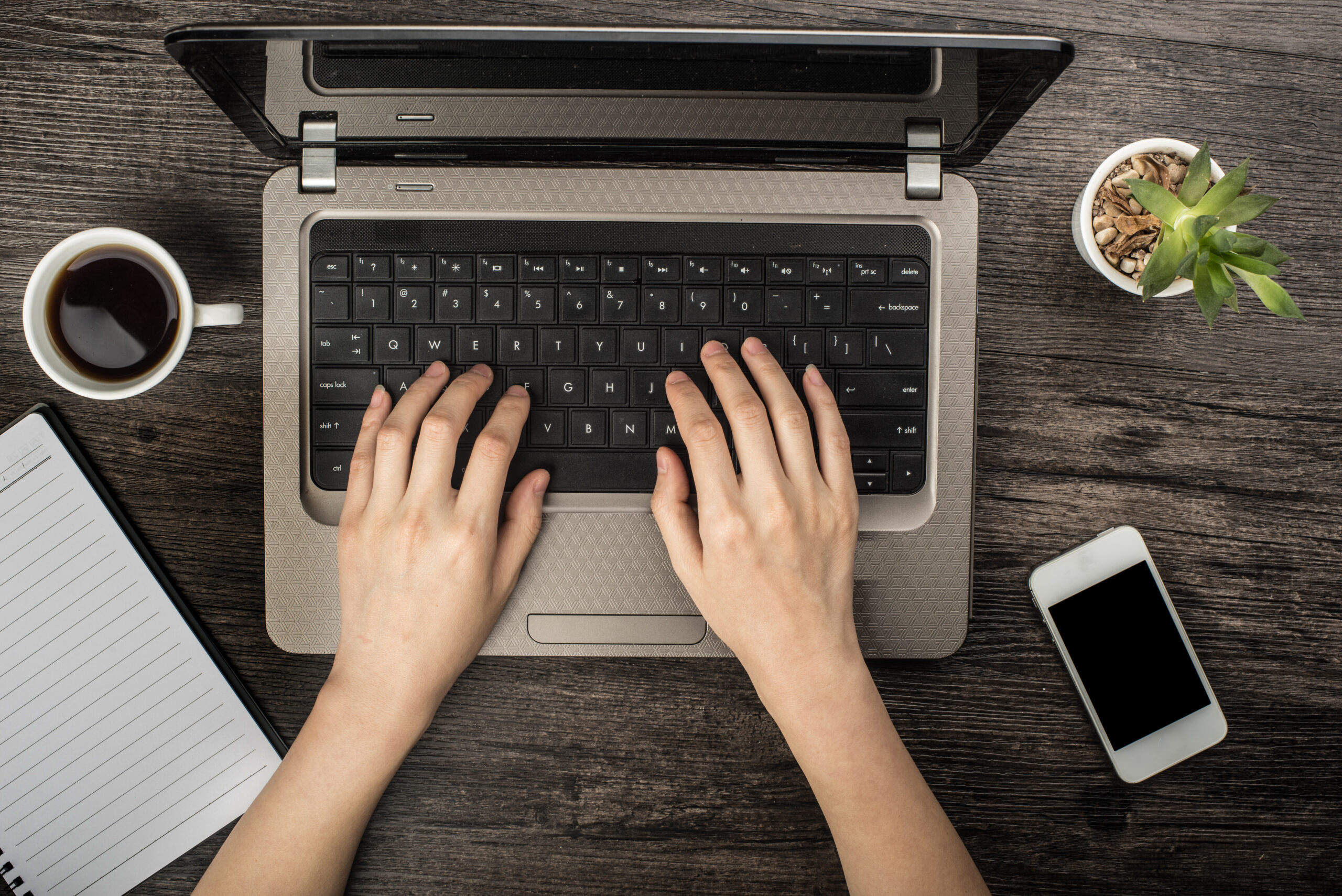 Trabajo en oficina creando textos de copywriting y estrategia de marketing digital para aumentar conversiones