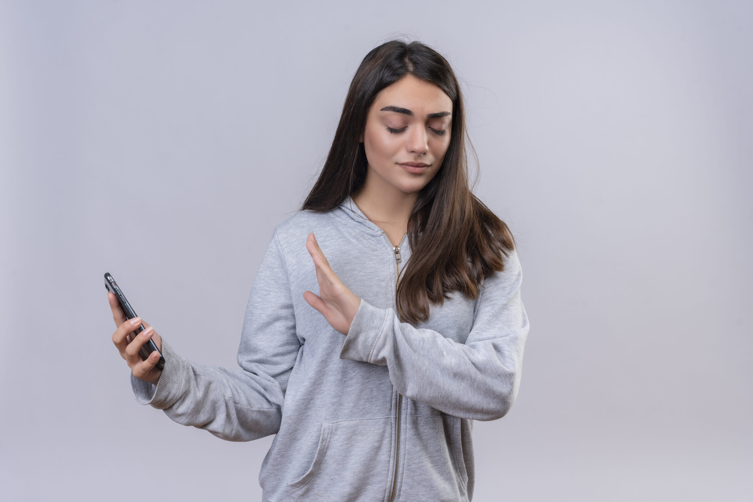 Mujer mirando su teléfono móvil mientras revisa mensajes o una página web.