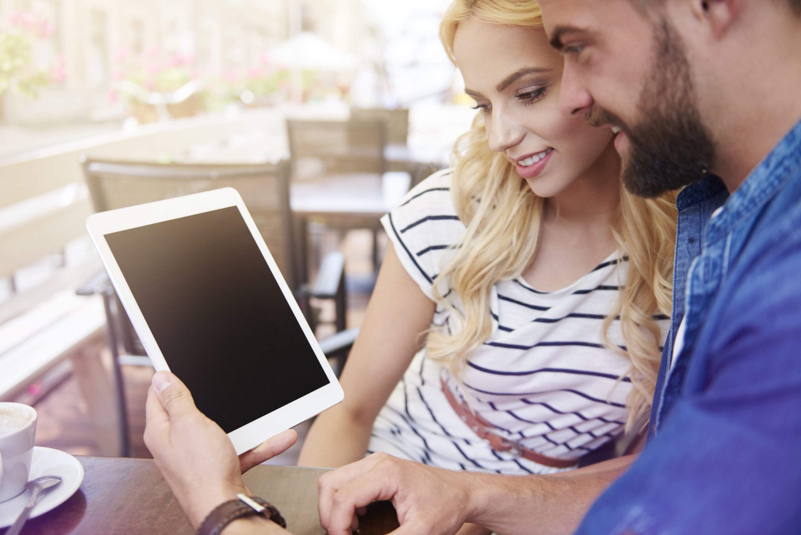 Personas utilizando ebooks y contenido digital para aprender estrategias de captación de clientes.