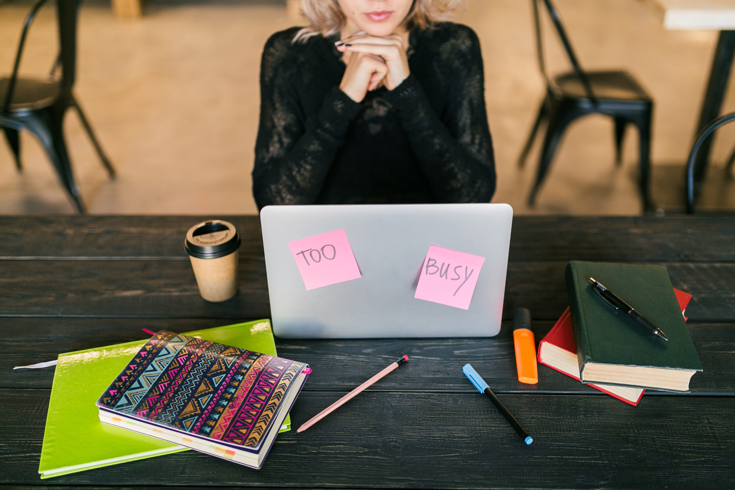 Mujer trabajando en un portátil con notas adhesivas, representando el proceso de redacción y concentración en copywriting.