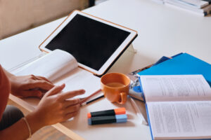 Diseñador creando la portada de un libro o eBook desde un ordenador con herramientas de diseño gráfico.