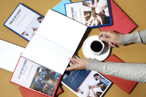 Libro sobre una mesa de trabajo utilizado como inspiración para el diseño de una portada profesional.