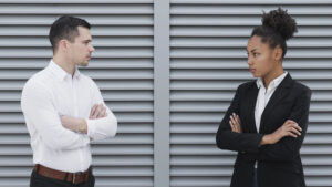 Dos profesionales debatiendo estrategias de branding e identidad de marca durante una reunión de trabajo.