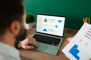 Especialista SEO analizando tráfico, palabras clave y métricas de posicionamiento web.